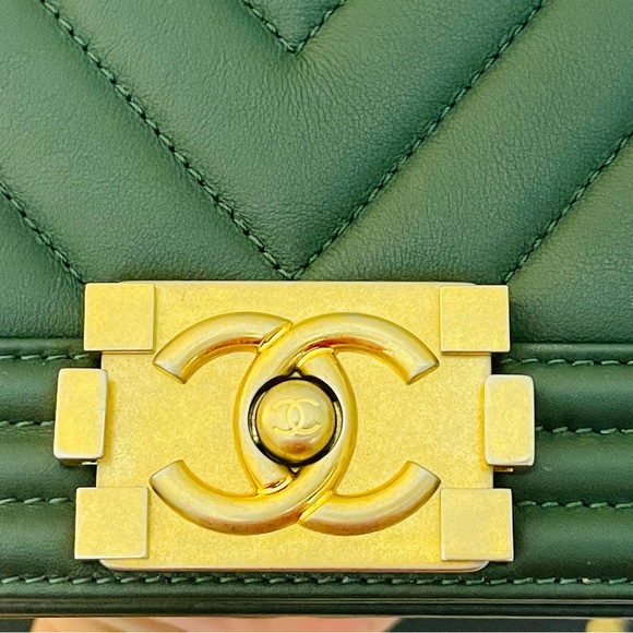 ❤️Used Chanel Boy 10 Chevron lamp skin, color green with gold hardware - Picture 16 of 16